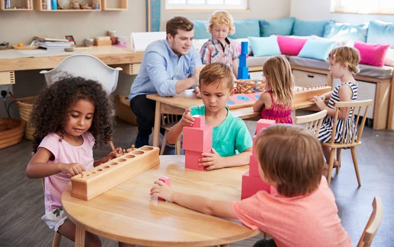 découvrez la méthode montessori, un système d'éducation innovant qui favorise l'autonomie, la créativité et l'apprentissage naturel des enfants. explorez ses principes fondamentaux et ses avantages pour le développement harmonieux de votre enfant.
