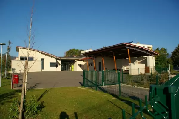 découvrez l'école montessori valromey, un établissement dédié à l'épanouissement des enfants grâce à une pédagogie respectueuse et personnalisée. offrez à votre enfant un environnement stimulant où il pourra développer sa curiosité, son autonomie et son sens de l'entraide.
