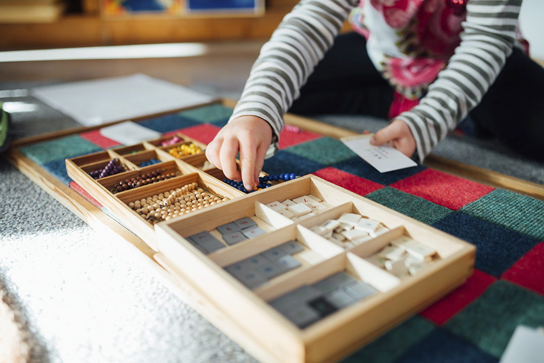 découvrez la méthode montessori, une approche éducative innovante qui favorise l'autonomie, la créativité et l'apprentissage naturel chez les enfants. apprenez comment cette méthode encourage le développement des compétences à travers des activités pratiques et un environnement bienveillant.