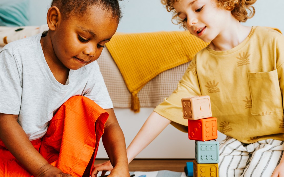 découvrez notre guide complet sur la méthode montessori, une approche éducative innovante qui favorise l'autonomie et le développement des enfants. apprenez comment appliquer les principes montessori à la maison et en classe pour encourager l'apprentissage actif et épanouir les talents de chaque enfant.
