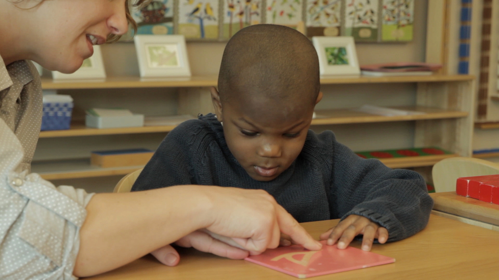 découvrez notre guide complet sur la méthode montessori, qui vous aidera à comprendre les principes de l'éducation montessori, à mettre en place des activités adaptées à chaque âge et à favoriser le développement autonome de votre enfant.