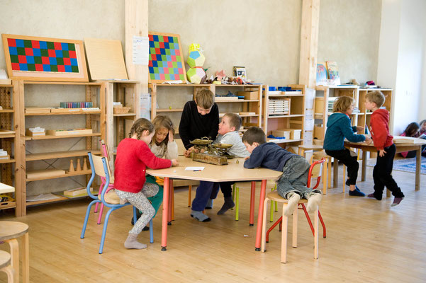 découvrez notre guide montessori pour les enfants de 6 à 12 ans, qui propose des approches éducatives innovantes et adaptées pour favoriser l'autonomie, la créativité et l'apprentissage. apprenez à accompagner le développement de votre enfant avec des méthodes éprouvées et des activités engageantes.