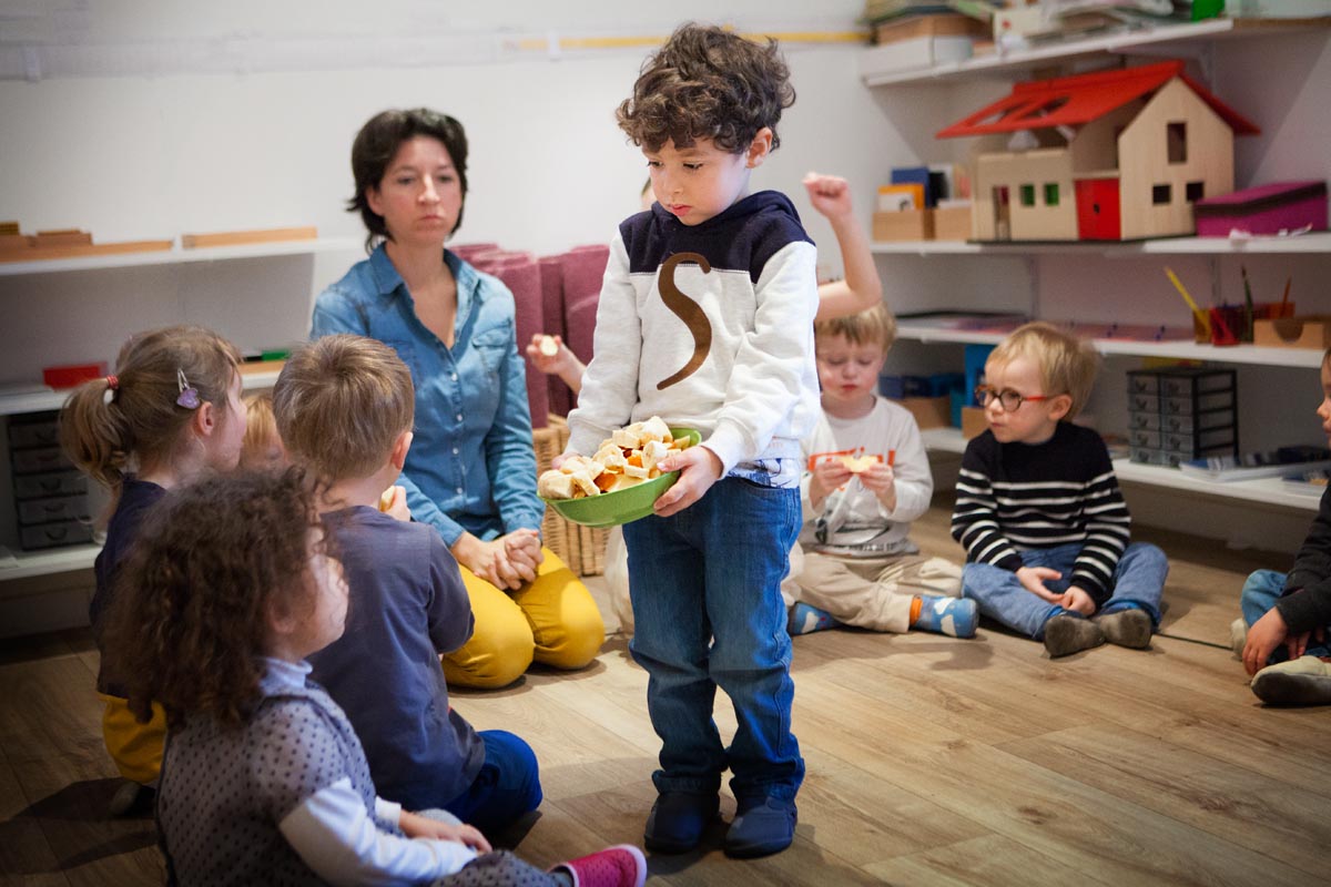 découvrez le guide montessori à l'école fantine, un accompagnement pédagogique conçu pour épanouir les enfants à travers des méthodes d'apprentissage innovantes et adaptées à leur développement. plongez dans un monde d'apprentissage ludique et bienveillant où chaque enfant est au cœur de son apprentissage.