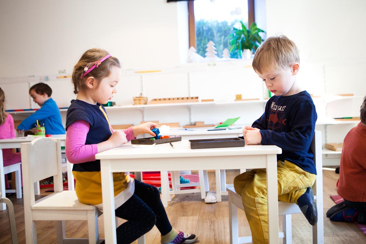 découvrez notre guide montessori pour l'école fantine. explorez les principes de la pédagogie montessori appliqués dans notre établissement pour favoriser l'autonomie et l'épanouissement de chaque élève. apprenez comment nous intégrons ces méthodes innovantes pour un apprentissage harmonieux et joyeux.