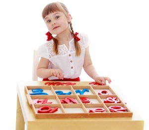 découvrez la pédagogie montessori, une approche éducative innovante qui favorise l'autonomie, la créativité et le respect du rythme de chaque enfant. apprenez comment cette méthode stimule l'apprentissage par l'expérience et l'exploration.