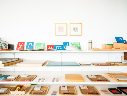 découvrez notre centre d'apprentissage montessori, un espace dédié à l'épanouissement des enfants à travers une pédagogie innovante. offrez à votre enfant la possibilité d'apprendre à son rythme, d'explorer son potentiel et de développer son autonomie dans un environnement stimulant et respectueux.