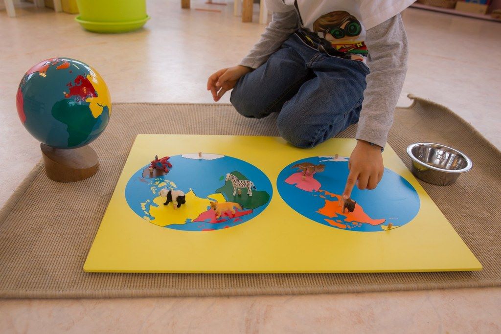 découvrez notre guide montessori complet pour aider votre enfant à s'épanouir grâce à cette méthode d'éducation innovante. explorez des conseils pratiques, des activités stimulantes et des ressources adaptées pour favoriser l'apprentissage autonome et le développement personnel.