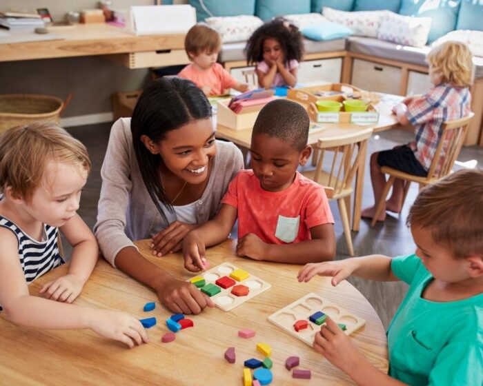 découvrez notre guide montessori, une ressource complète pour comprendre et appliquer la méthode éducative montessori. apprenez à favoriser l'autonomie, la créativité et l'apprentissage chez les enfants grâce à des conseils pratiques et des activités inspirantes.