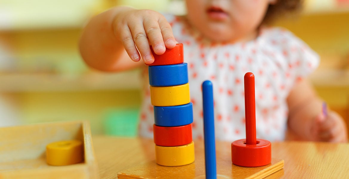 découvrez la méthode montessori, une approche éducative innovante qui privilégie l'autonomie et le développement naturel de l'enfant. apprenez comment cette pédagogie favorise l'exploration, la créativité et l'apprentissage à travers des activités pratiques et adaptées à chaque enfant.