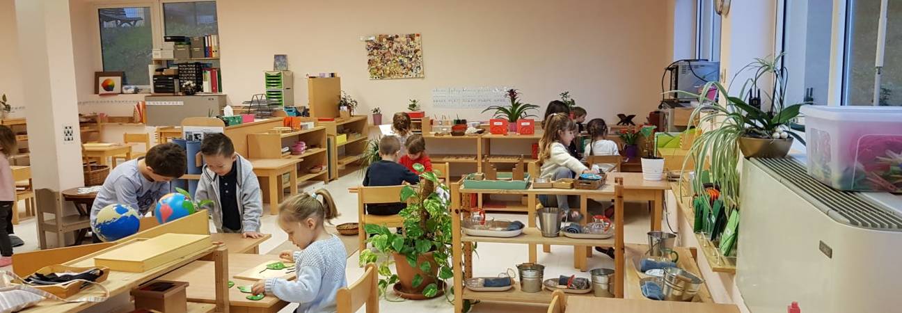 découvrez l'approche montessori à l'école esprit d'éveil, un environnement d'apprentissage unique qui favorise l'autonomie, la créativité et l'épanouissement des enfants. rejoignez-nous pour cultiver leur curiosité naturelle et les préparer à un avenir brillant.