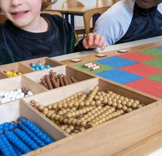 découvrez l'école cube montessori à boulogne-billancourt, un établissement qui propose une approche pédagogique innovante et respectueuse du développement de l'enfant. inscrivez votre enfant dans un environnement stimulant et d'apprentissage personnalisé, au cœur d'une communauté bienveillante.