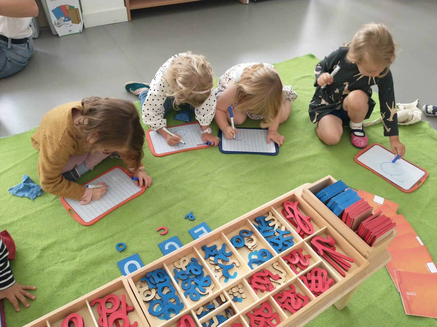découvrez notre guide complet sur la pédagogie montessori, une approche éducative innovante qui favorise l'autonomie et le développement des compétences individuelles chez l'enfant. apprenez comment mettre en pratique les principes montessori dans votre environnement éducatif.