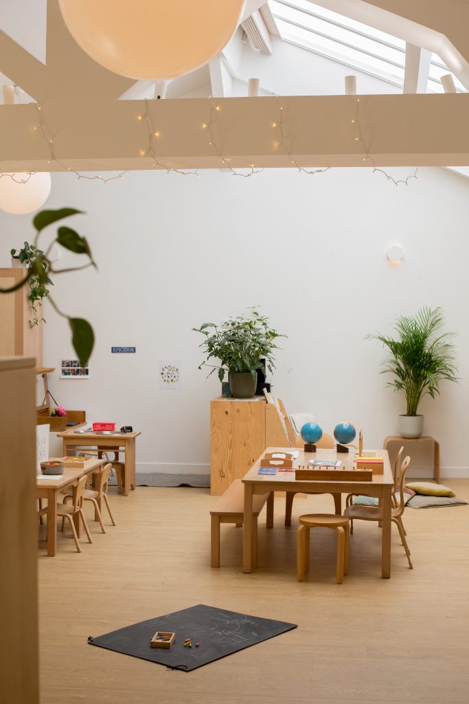 découvrez l'approche montessori à montreuil, un environnement éducatif stimulant où les enfants s'épanouissent à leur rythme. rejoignez-nous pour des activités ludiques et pédagogiques qui favorisent l'autonomie, la créativité et l'apprentissage individuel.