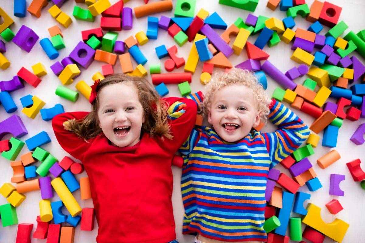découvrez la méthode montessori, une approche éducative innovante qui favorise l'autonomie et le développement personnel des enfants à travers des activités ludiques et adaptées à leur rythme. apprenez comment cette philosophie peut transformer l'apprentissage en une expérience enrichissante et stimulante.