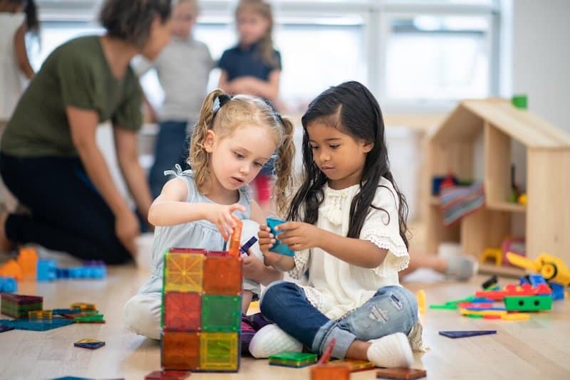 découvrez notre guide complet sur la méthode montessori, une approche éducative unique qui favorise l'autonomie et l'apprentissage actif des enfants. explorez des conseils pratiques, des activités et des principes essentiels pour mettre en œuvre cette méthode dans votre quotidien.