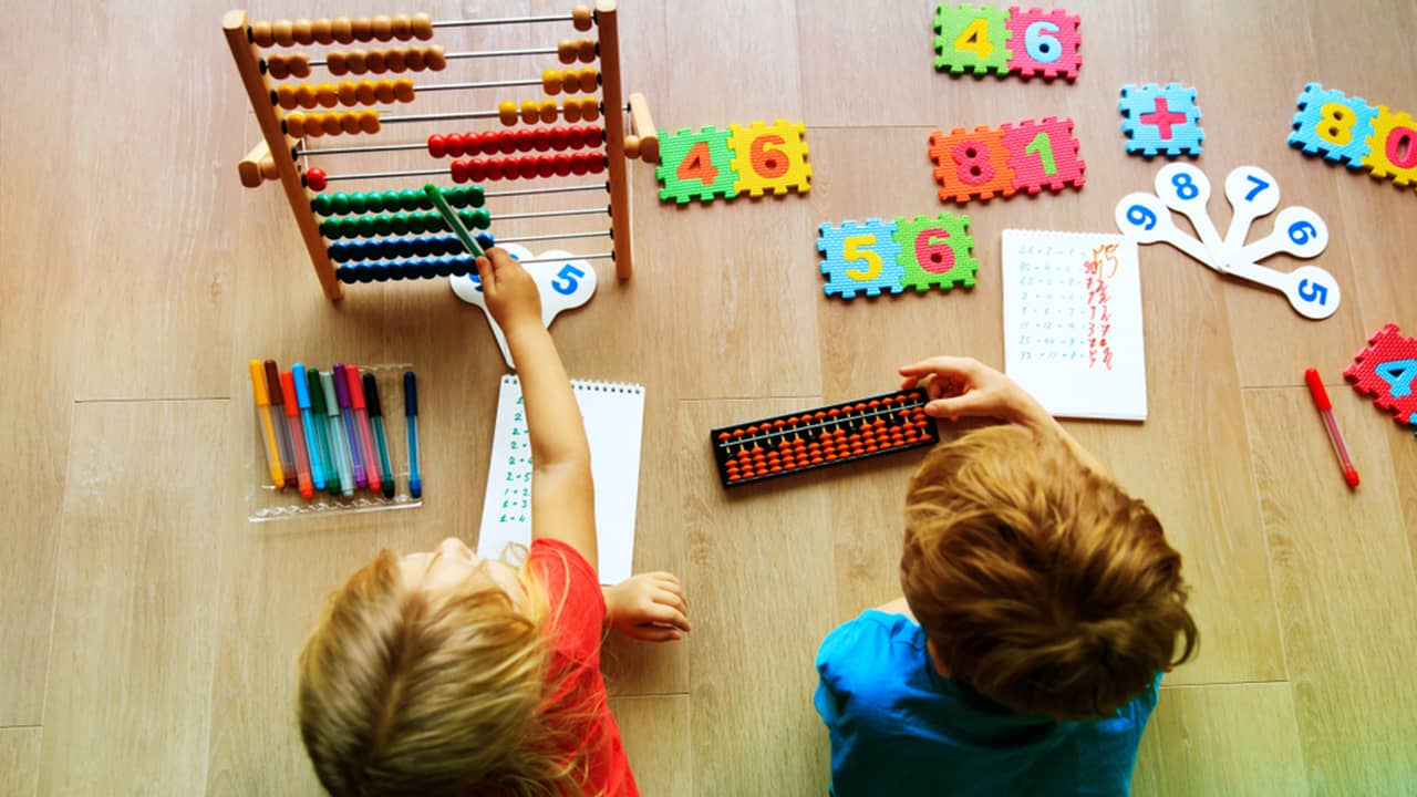 découvrez notre guide complet sur la méthode montessori, une approche éducative innovante qui favorise l'autonomie et l'épanouissement des enfants. apprenez les principes fondamentaux et les techniques pratiques pour appliquer cette méthode chez vous ou en classe.
