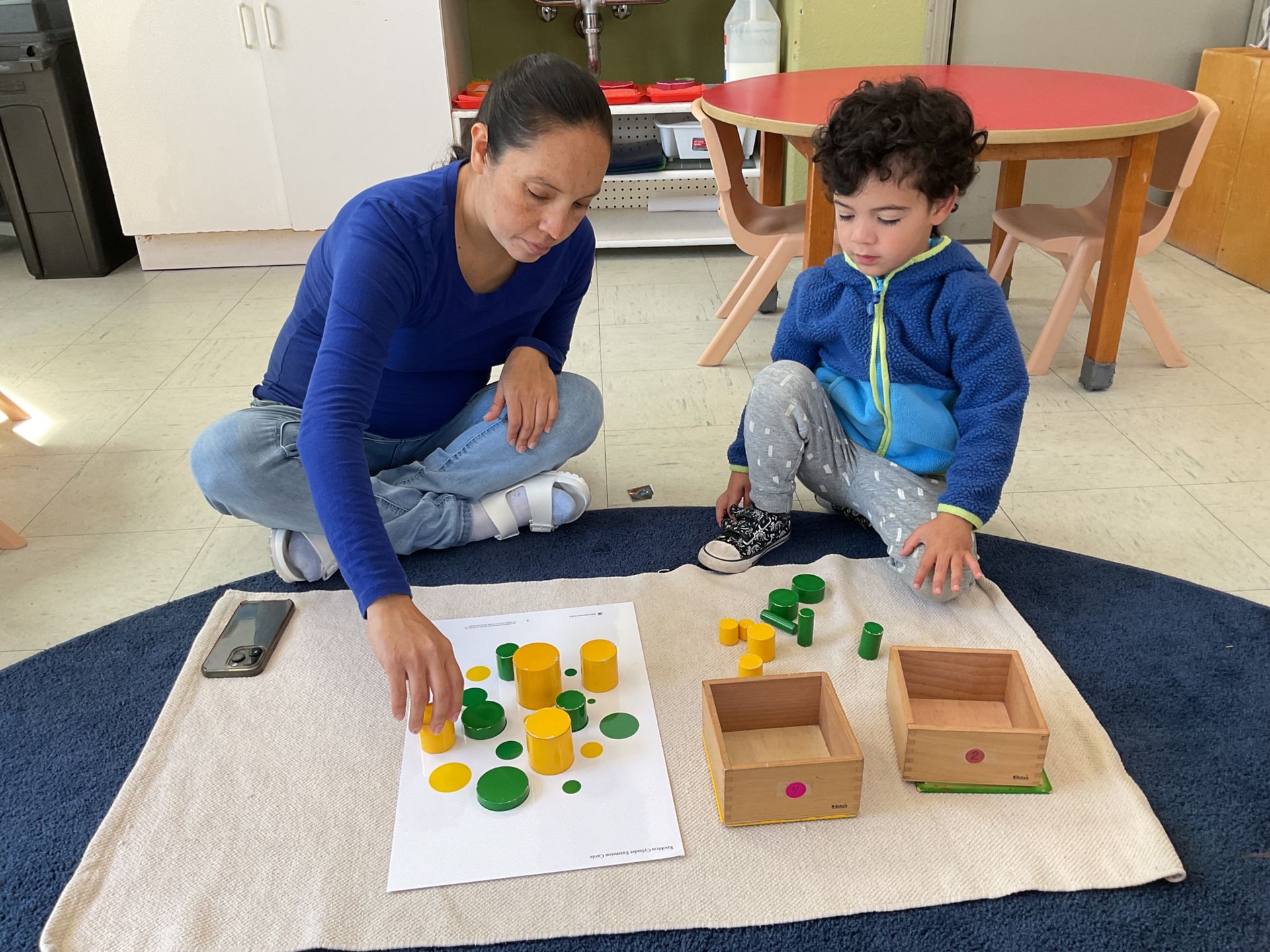 découvrez notre guide montessori complet pour aider les enfants à s'épanouir grâce à des méthodes d'apprentissage adaptées à leur développement. explorez des conseils pratiques, des activités ludiques et des ressources inspirantes pour favoriser l'autonomie et la créativité de votre enfant.