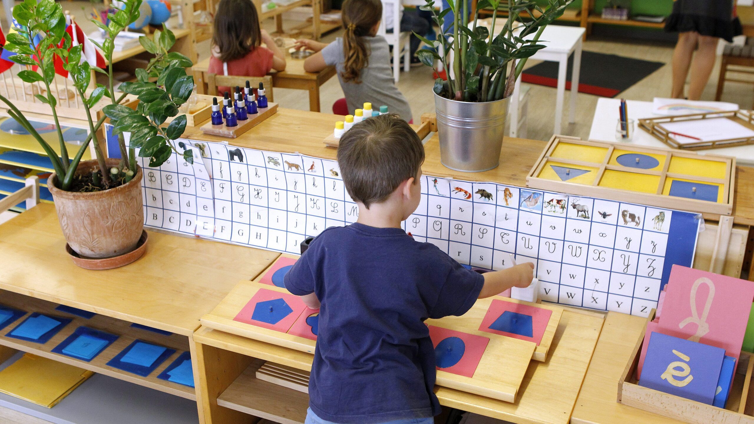 découvrez la méthode montessori, une approche éducative innovante qui favorise l'autonomie et l'apprentissage naturel des enfants. apprenez comment cette pédagogie unique stimule la curiosité, le développement personnel et l'épanouissement des jeunes esprits.