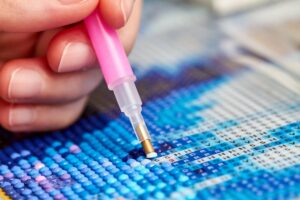Créez votre œuvre scintillante : pourquoi la broderie diamant fascine ?