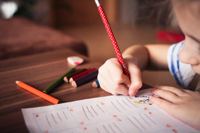 Comment accompagner son enfant dans la réussite scolaire : méthodes Montessori et outils numériques