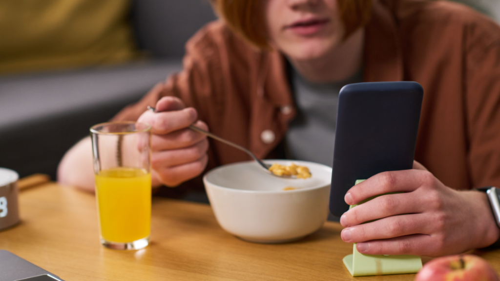 Adolescent utilisant son premier smartphone