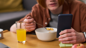Adolescent utilisant son premier smartphone
